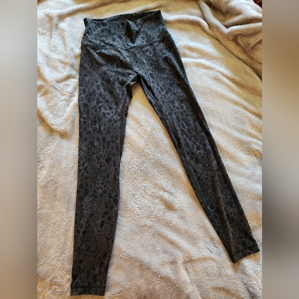 Heynuts leggings cheetah animal print on black size Medium 8/10